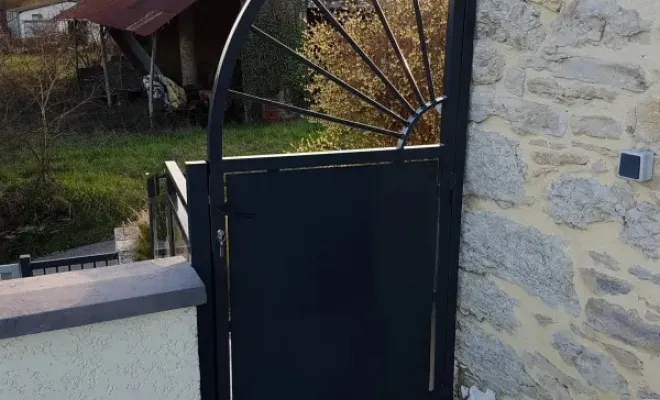 Portillon tôlé et barreaudé, Torjonas, Art Métallique