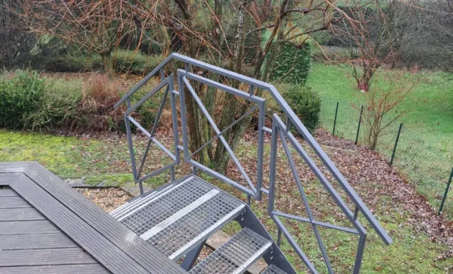 Escalier en acier pour accès jardin, Saint Priest, Art Métallique