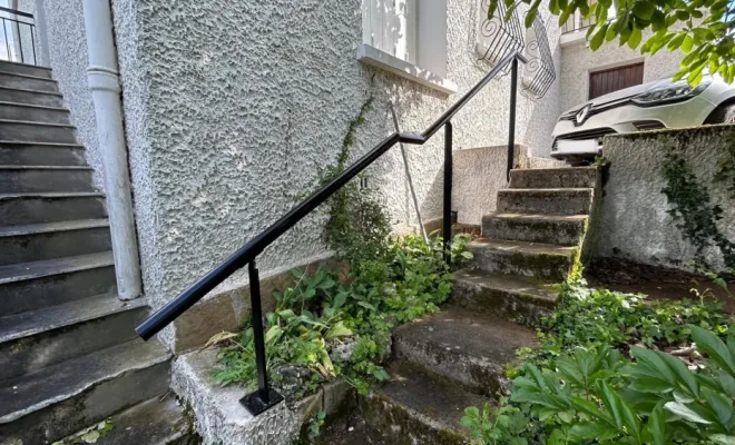 Main courante d'escalier, Ecully, Art métallique